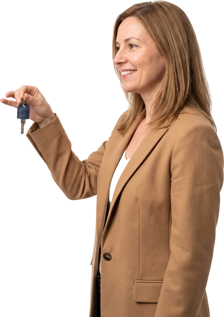 Une courtière immobilière en blazer, téléphone à la main