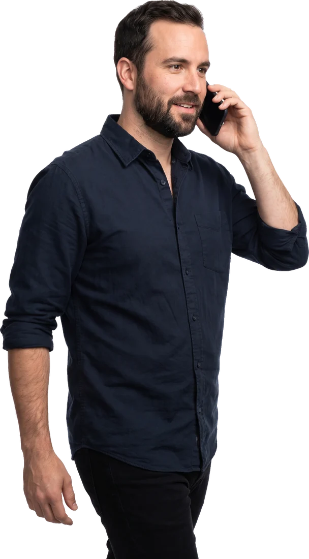 Entrepreneur consultant ses messages clients dans Relay